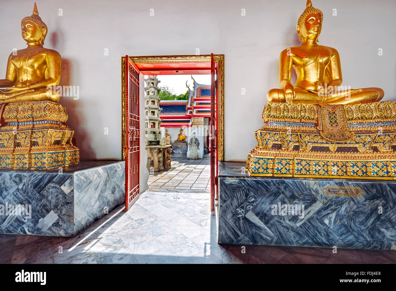 Les images de Bouddha assis dans la salle de l'Assemblée générale de l'Est. Temple de Wat Pho à Bangkok, Thaïlande. Banque D'Images
