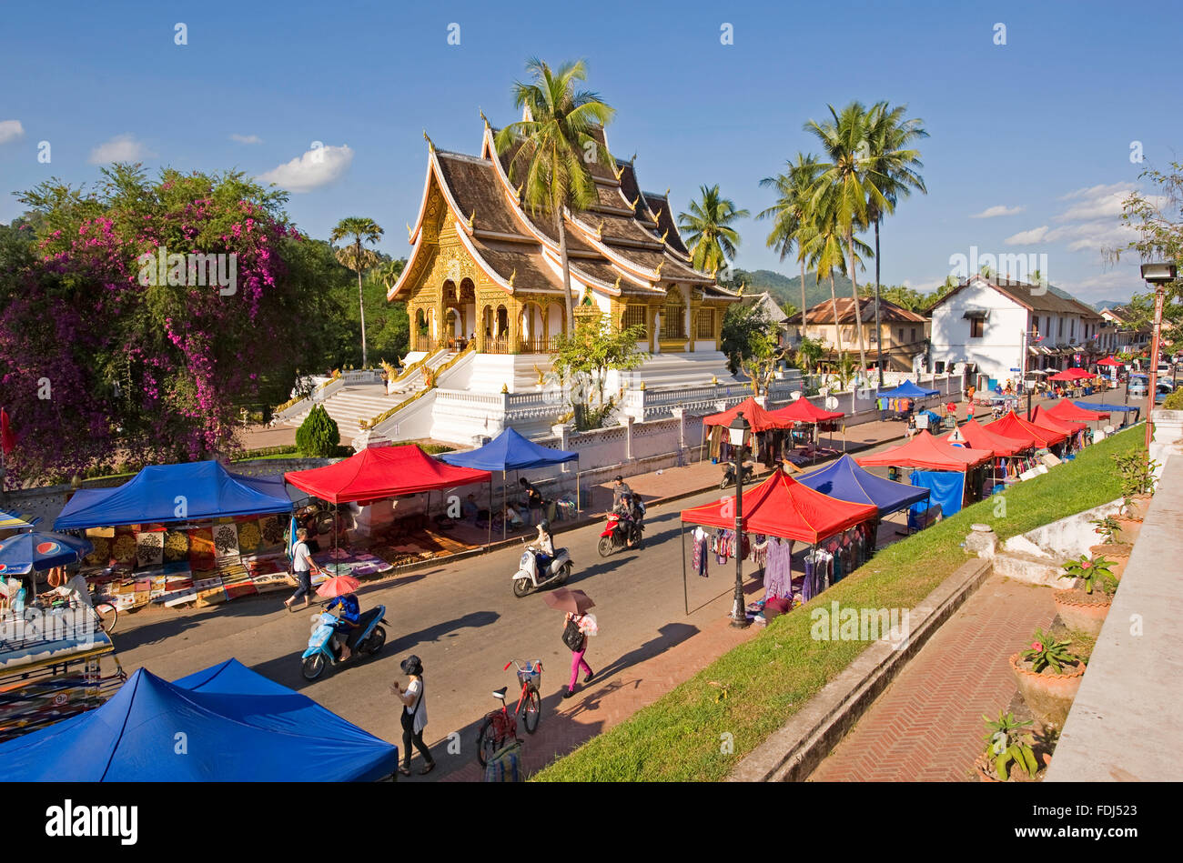 La route principale avec Haw Pha Bang en arrière-plan, Luang Prabang, Laos Banque D'Images