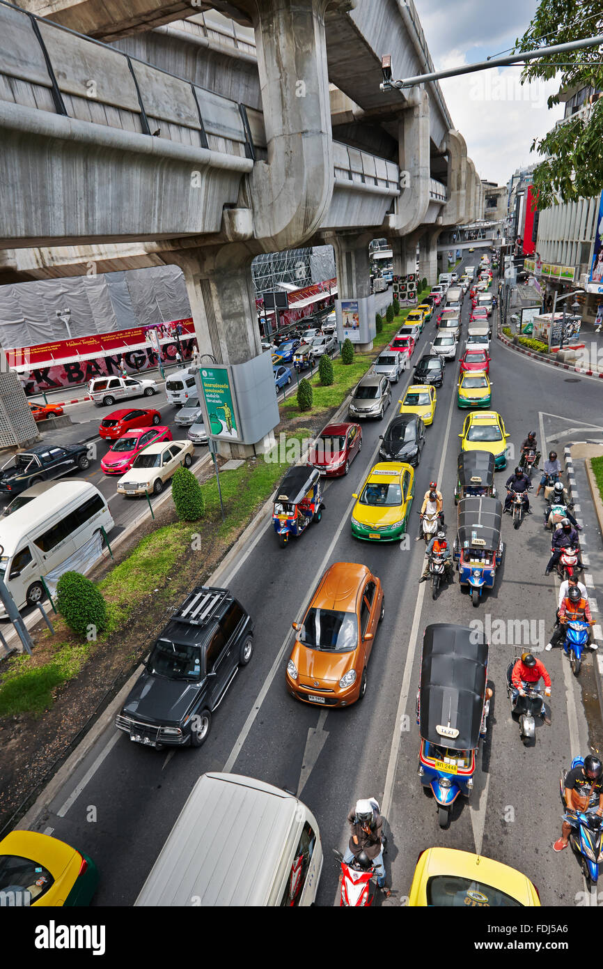 Circulation routière de jour intense sur Rama I Road dans le quartier Patum Wan de Bangkok, Thaïlande. Banque D'Images