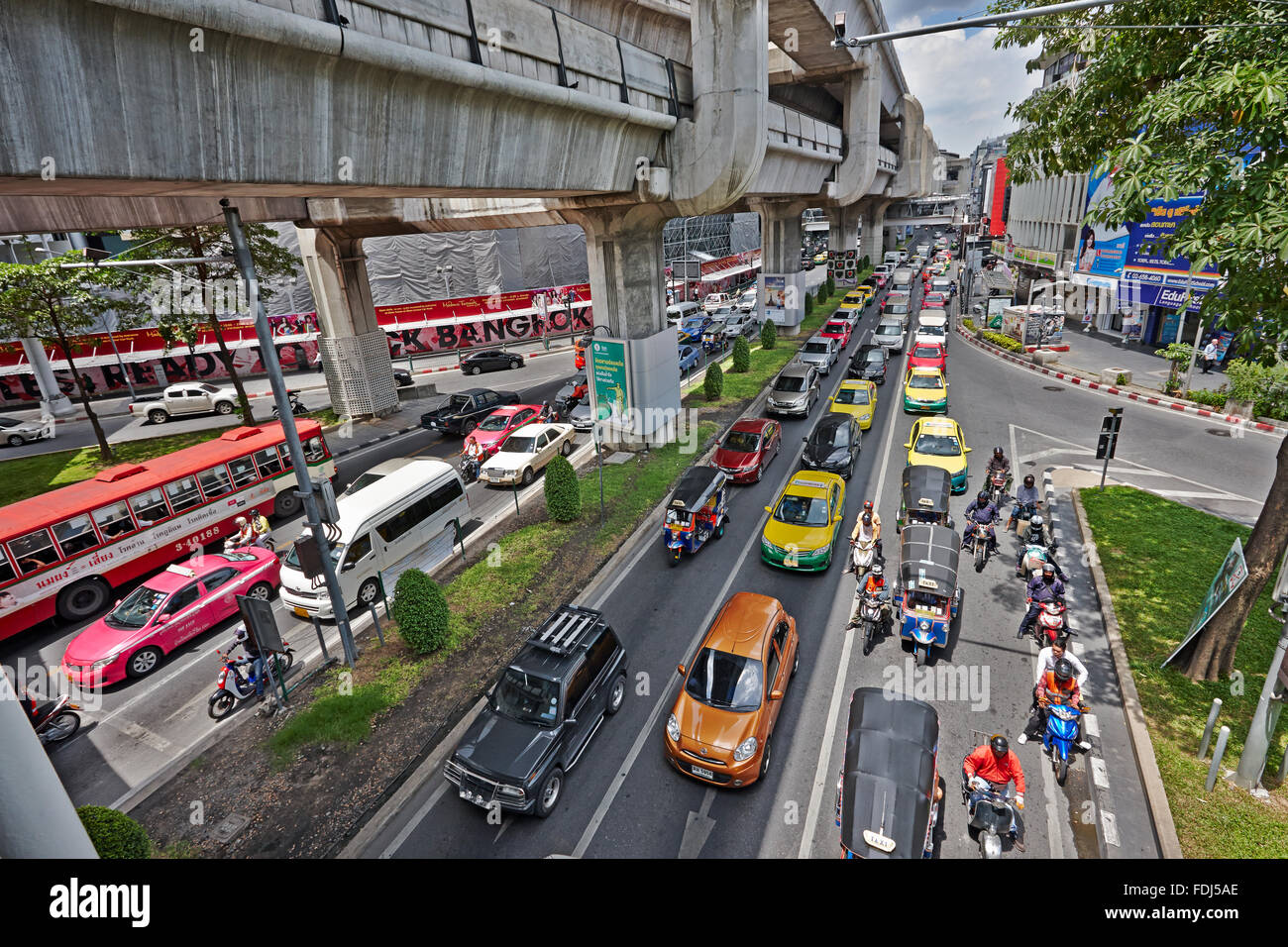 Circulation routière de jour intense sur Rama I Road dans le quartier Patum Wan de Bangkok, Thaïlande. Banque D'Images
