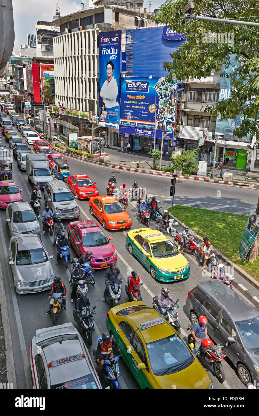 Circulation routière de jour intense sur Rama I Road dans le quartier Patum Wan de Bangkok, Thaïlande. Banque D'Images