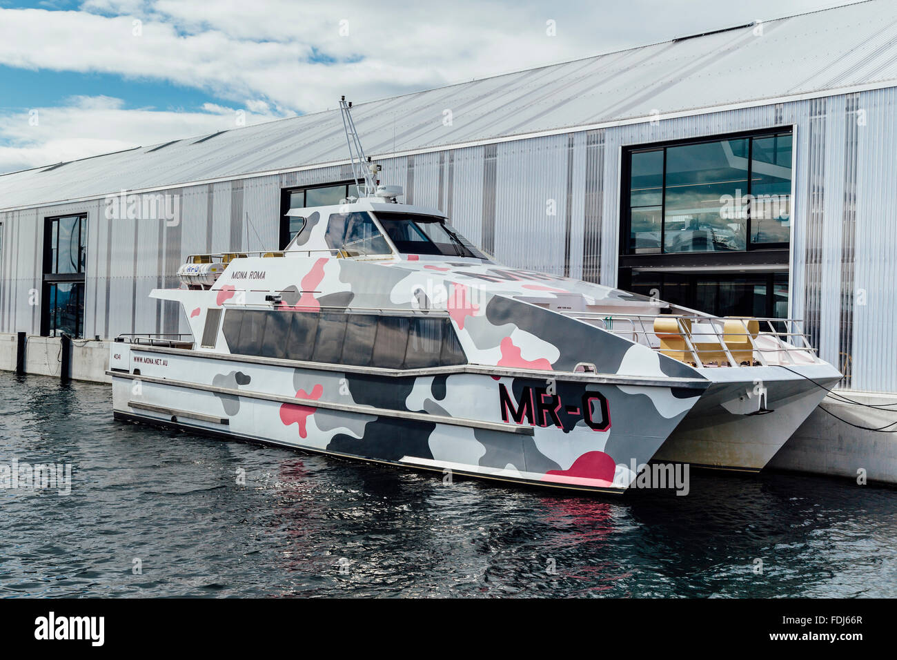 'MONA' Roms, ferry pour les clients de Mona (Museum of Old and New Art), amarré à Brooke Street Pier, Hobart, Tasmanie, Australie Banque D'Images