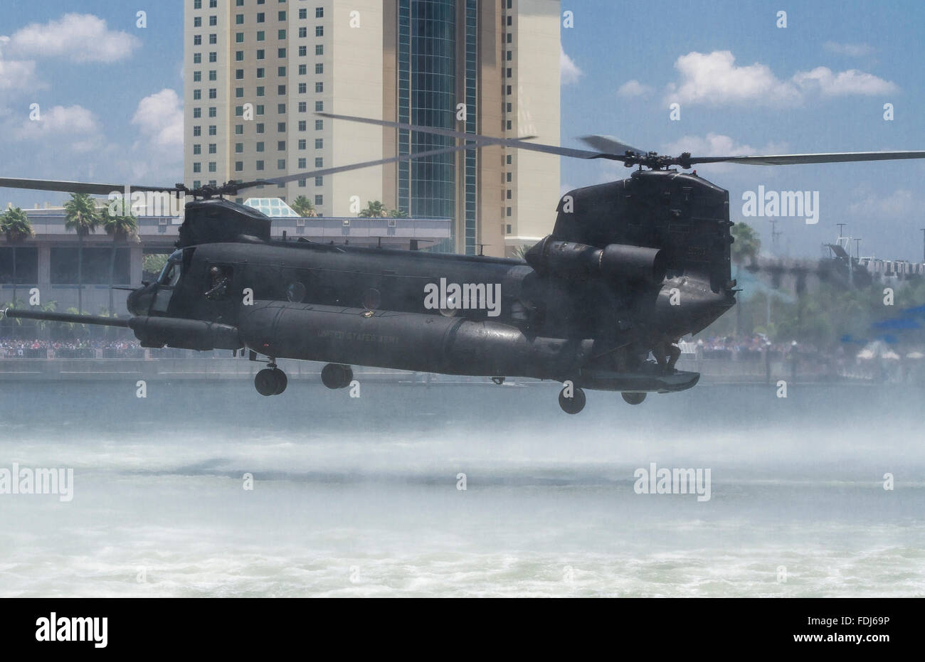 Boeing CH-47 de l'Armée US d'exploitation d'hélicoptères en face de la baie de Tampa Convention Center au cours de l'année 2012 Opération spéciale Banque D'Images