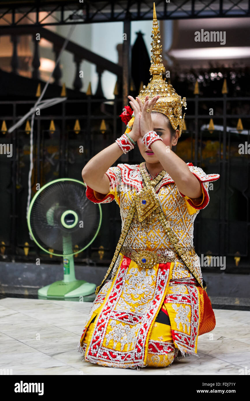Danseur traditionnel au sanctuaire d'Erawan. Bangkok, Thaïlande. Banque D'Images