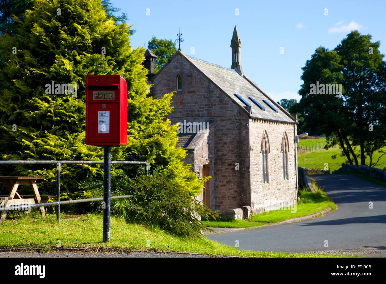 Lampe poste rouge fort sur un poteau. Blencow, Cumbria, Angleterre, Royaume-Uni. Banque D'Images