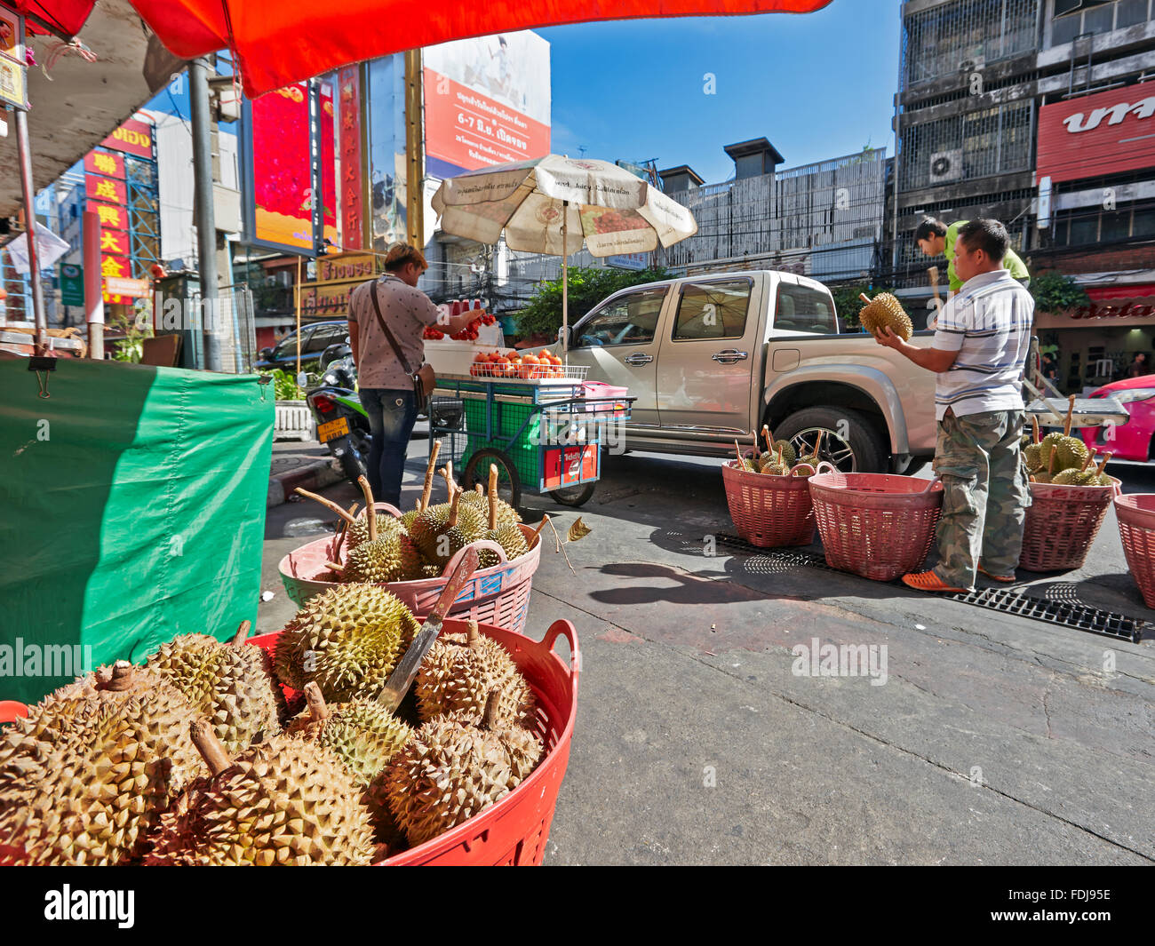 Un étal de fruits vendant des durians frais sur Yaowarat Road. Quartier Chinatown, Bangkok, Thaïlande. Banque D'Images