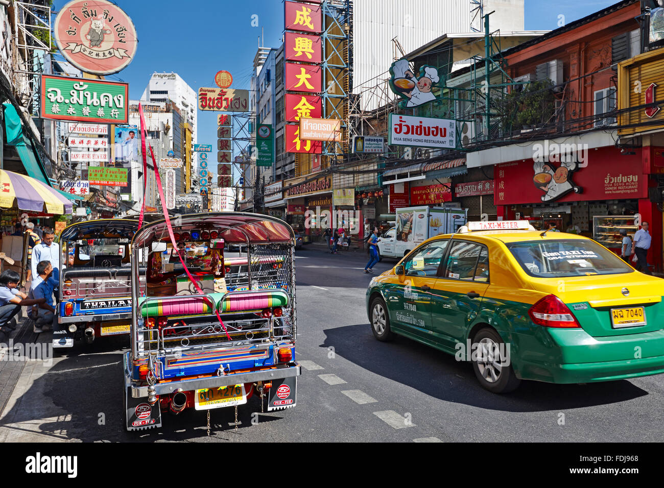 Trafic sur Yaowarat Road, Chinatown District, Bangkok, Thaïlande. Banque D'Images