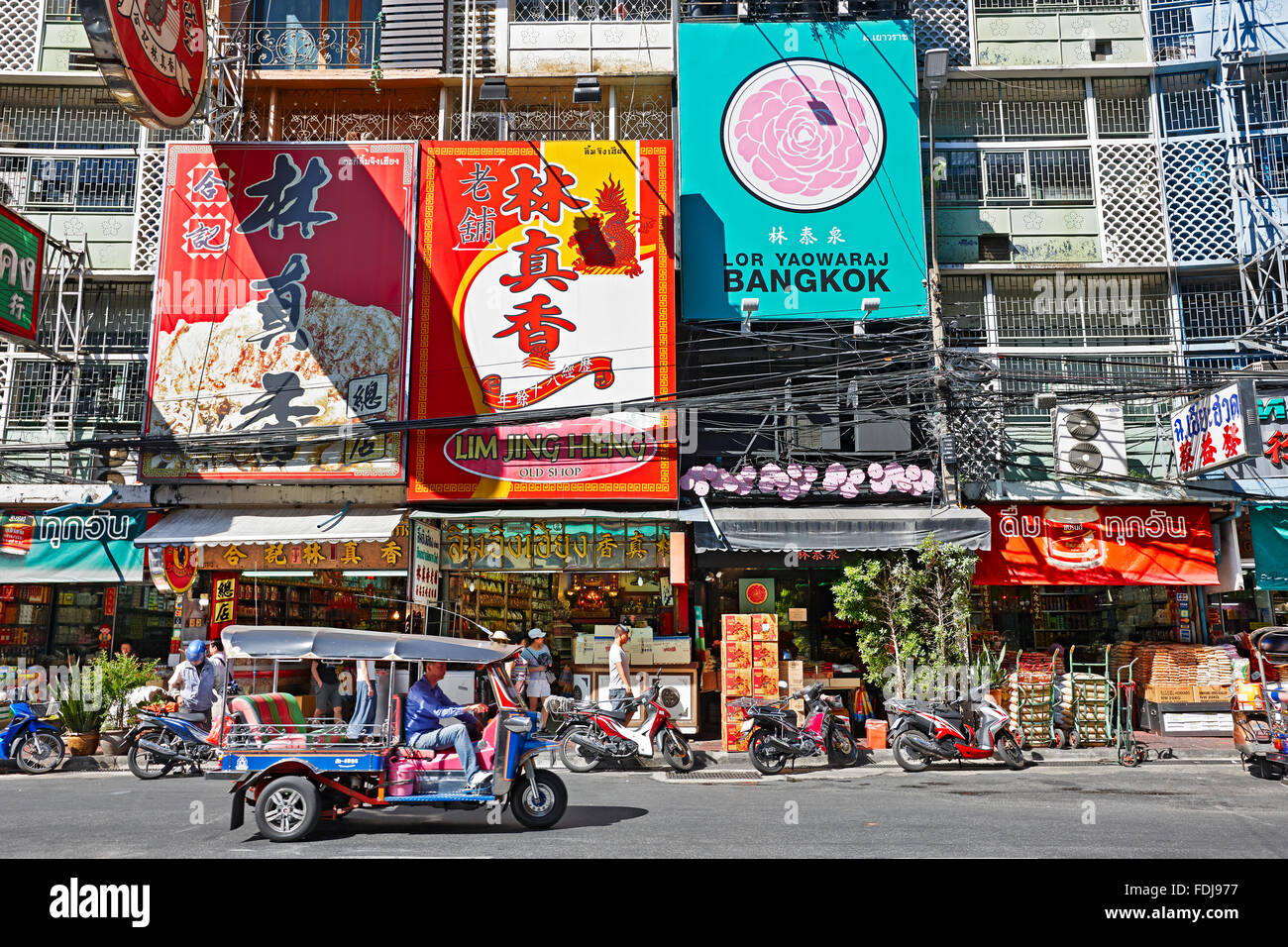 Tuk-tuk déménagement sur Yaowarat Road dans le quartier de Chinatown. Bangkok, Thaïlande. Banque D'Images