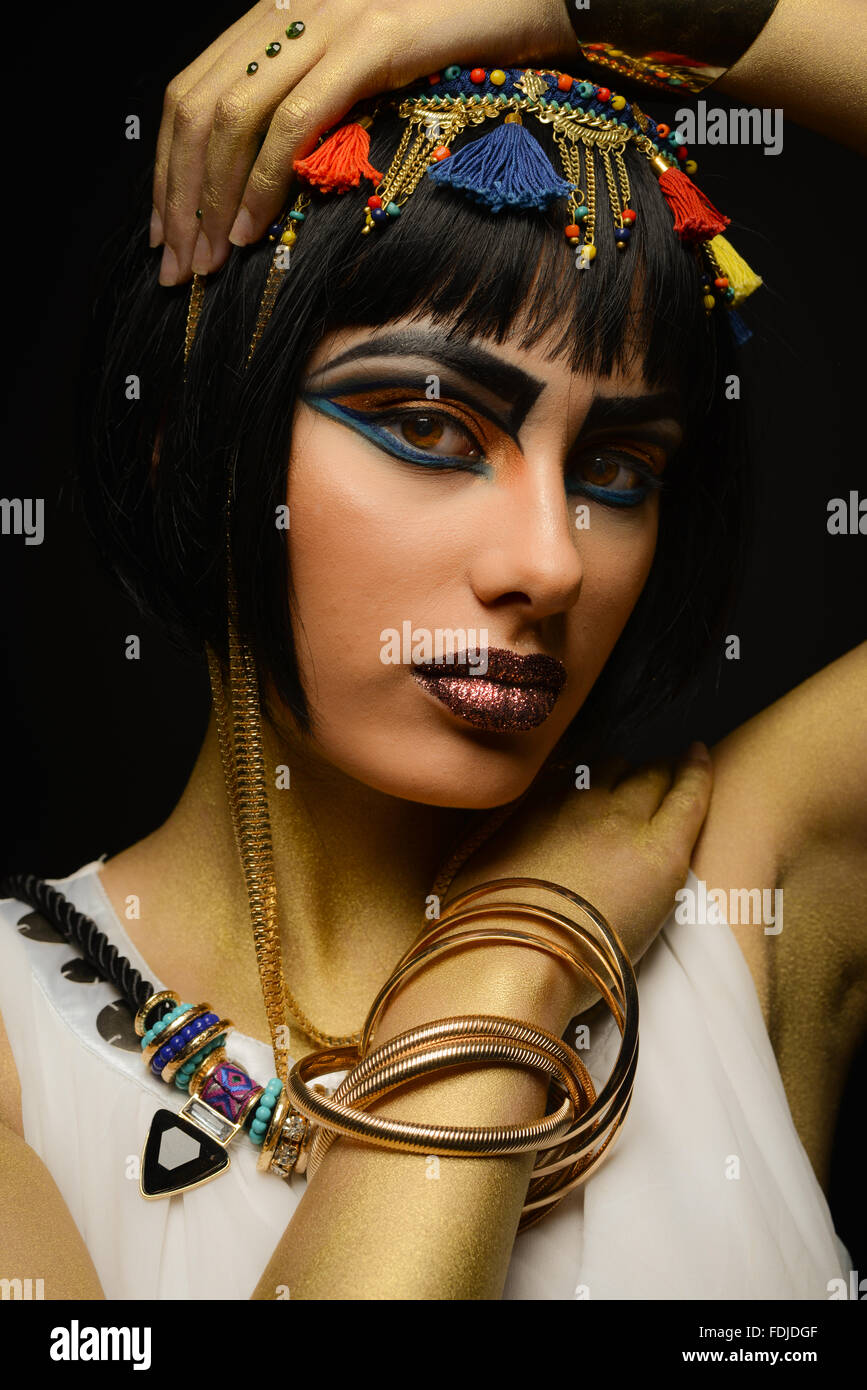 Image prise lors d'un shoot à thème égyptien créative l'utilisation d'une création maquillage et coiffure Banque D'Images