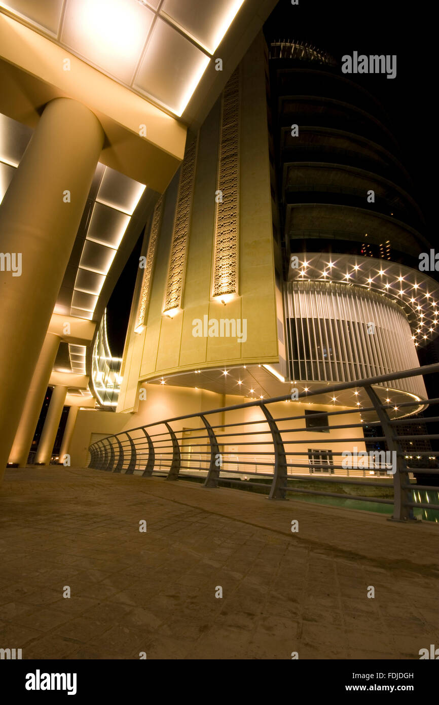 L'architecture de Dubaï sur le port de plaisance, des bâtiments modernes, d'une exposition longue de nuit. Banque D'Images