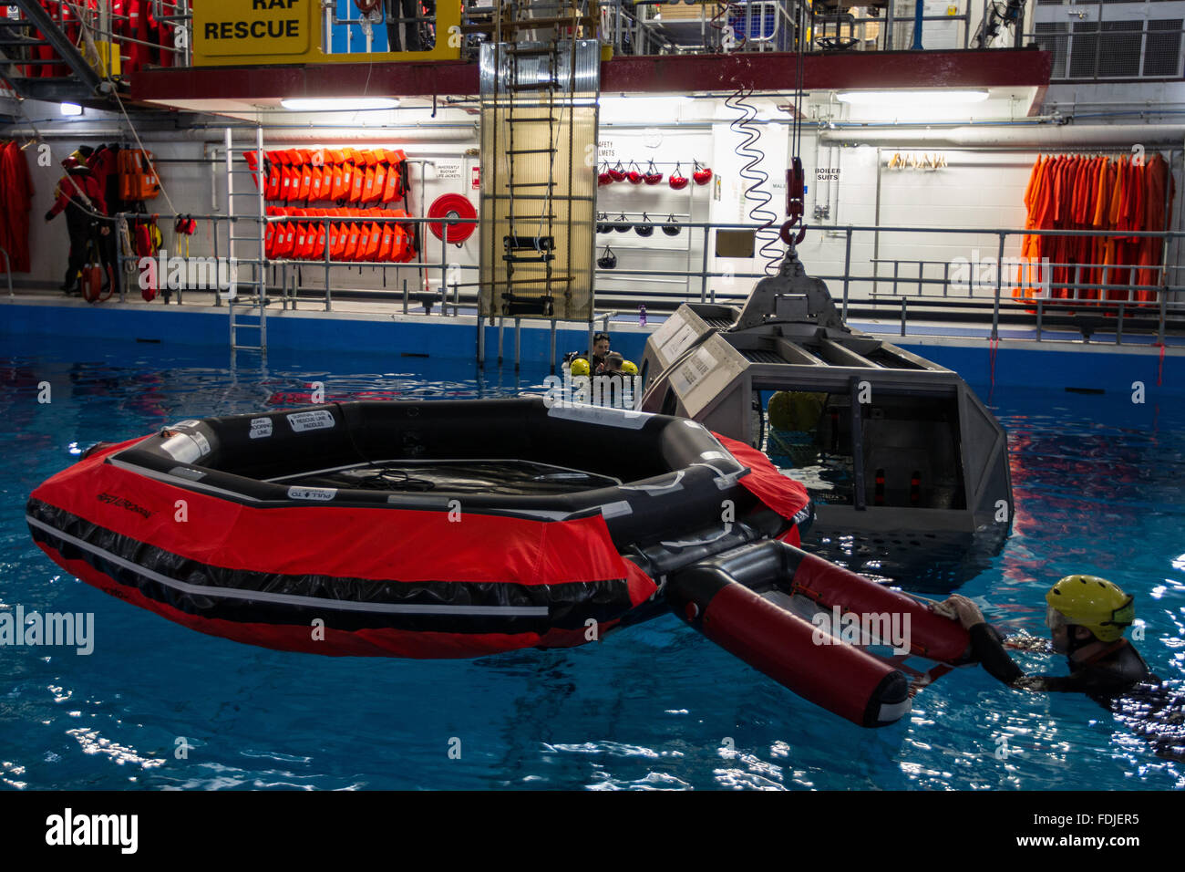 La formation à la survie en mer piscine mer Banque D'Images