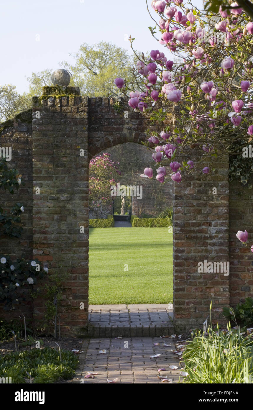 Voir à travers une porte de briques dans le jardin blanc au Château de Sissinghurst Garden, près de Cranbrook, Kent. Banque D'Images