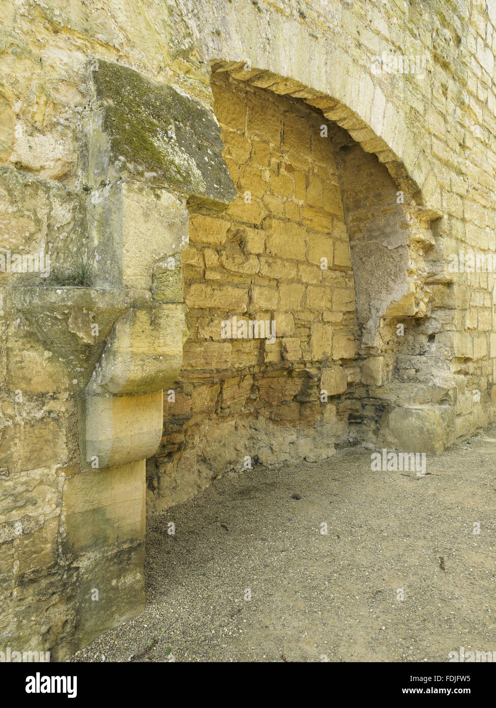 Le 13 pieds de large cheminée dans le mur sud de la cuisine du Château de Bodiam, East Sussex, construit entre 1385 et 1388. Elle est bordée de marbre minéral mis de côté pour éviter les fissures dans la chaleur. A l'origine, elle aurait eu une projection de la hotte en pierre, Carrie Banque D'Images