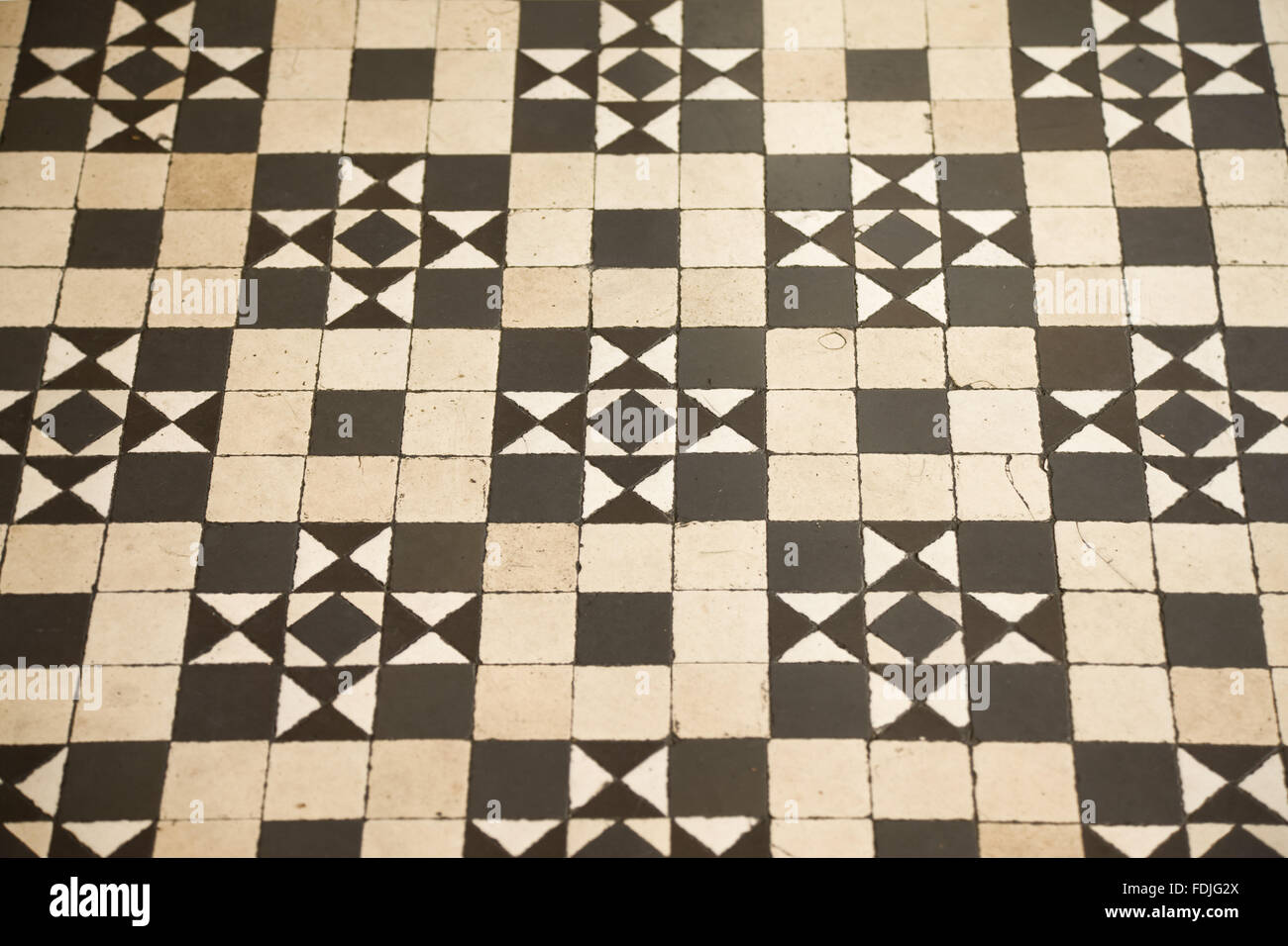 Carrelage noir et blanc géométrique du plancher dans le bar de la Couronne,  Great Victoria Street, Belfast. Autrefois connu sous le nom de Crown Liquor  Saloon, le pub bâtiment date de 1826