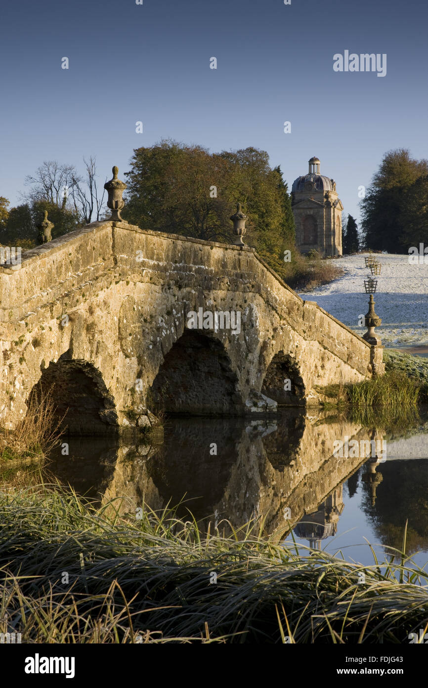 Le pont d'Oxford sur un jour froid à Stowe paysage de jardins, dans le Buckinghamshire. Banque D'Images