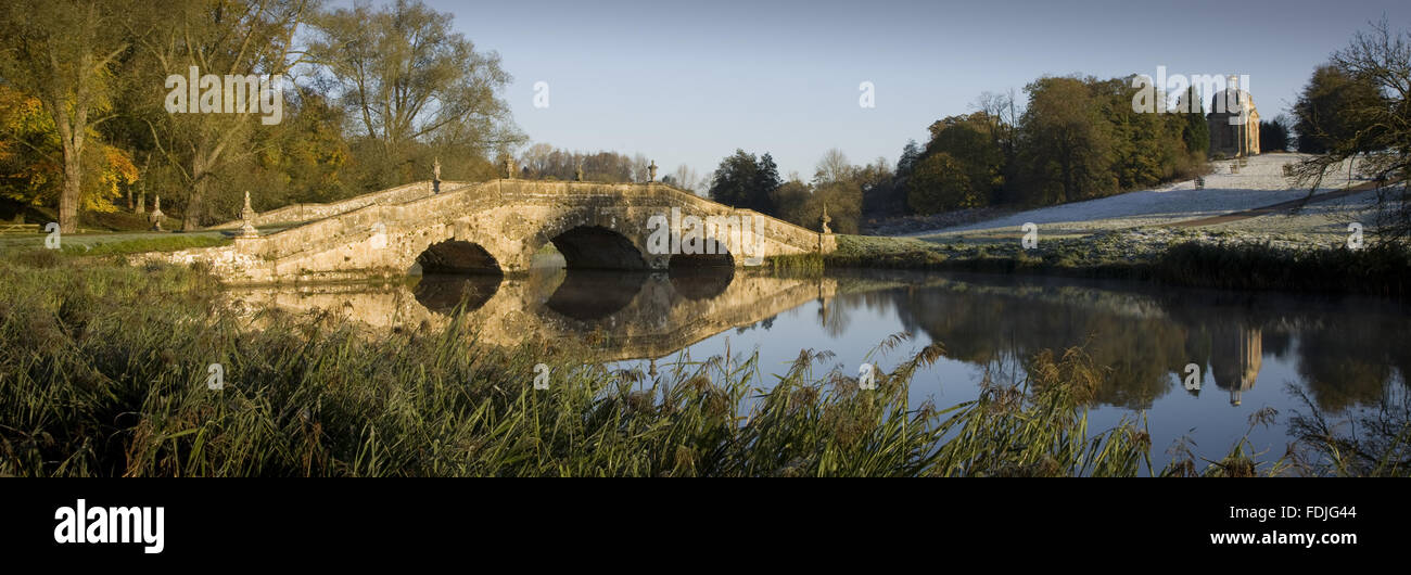 Vue panoramique sur le pont d'Oxford sur un jour froid à Stowe paysage de jardins, dans le Buckinghamshire. Banque D'Images