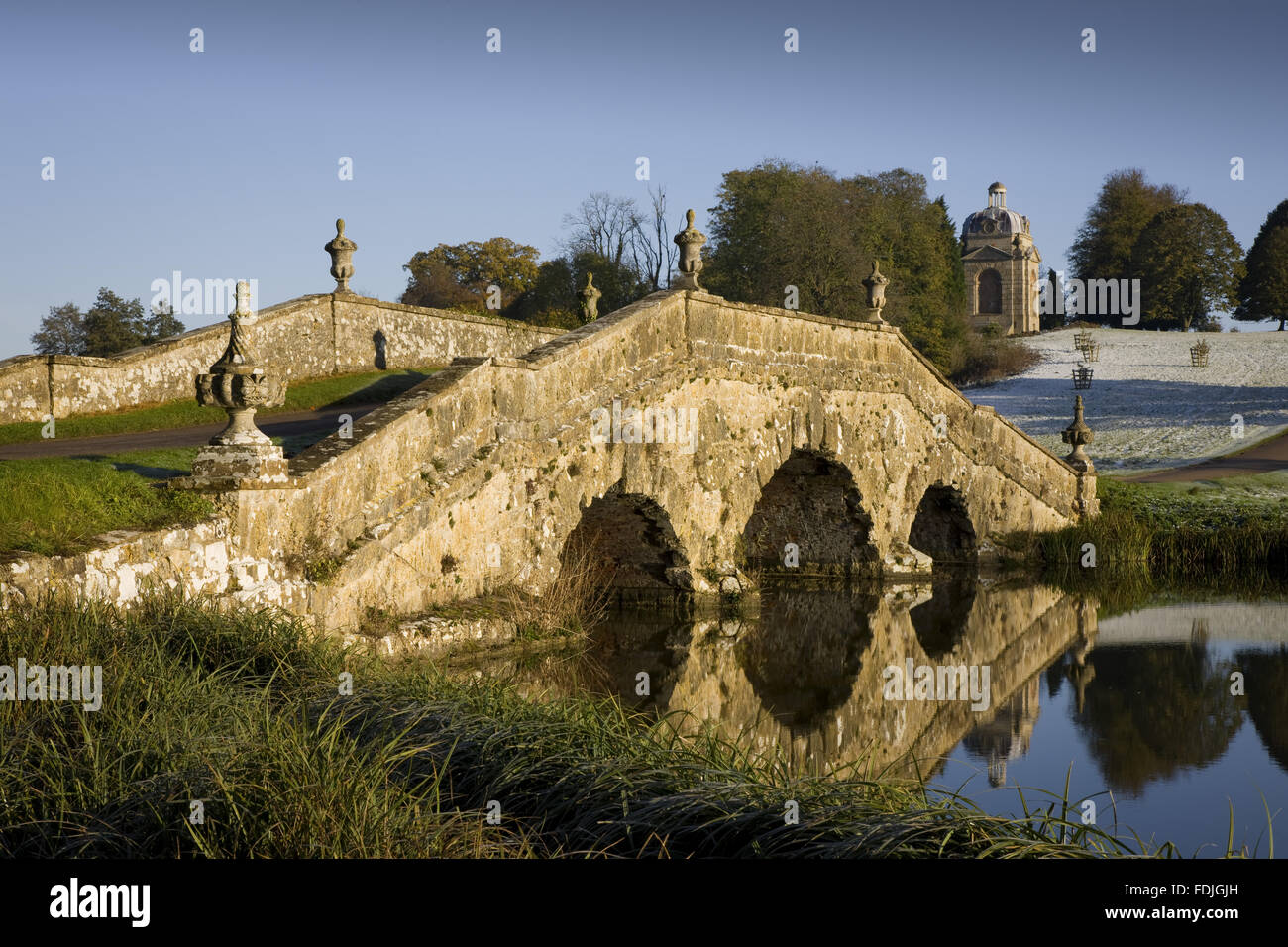 Le pont d'Oxford avec urnes et de pierre rustique sur un jour froid à Stowe paysage de jardins, dans le Buckinghamshire. Banque D'Images
