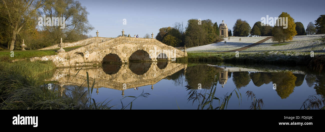 Le pont d'Oxford sur un jour froid à Stowe paysage de jardins, dans le Buckinghamshire. Banque D'Images
