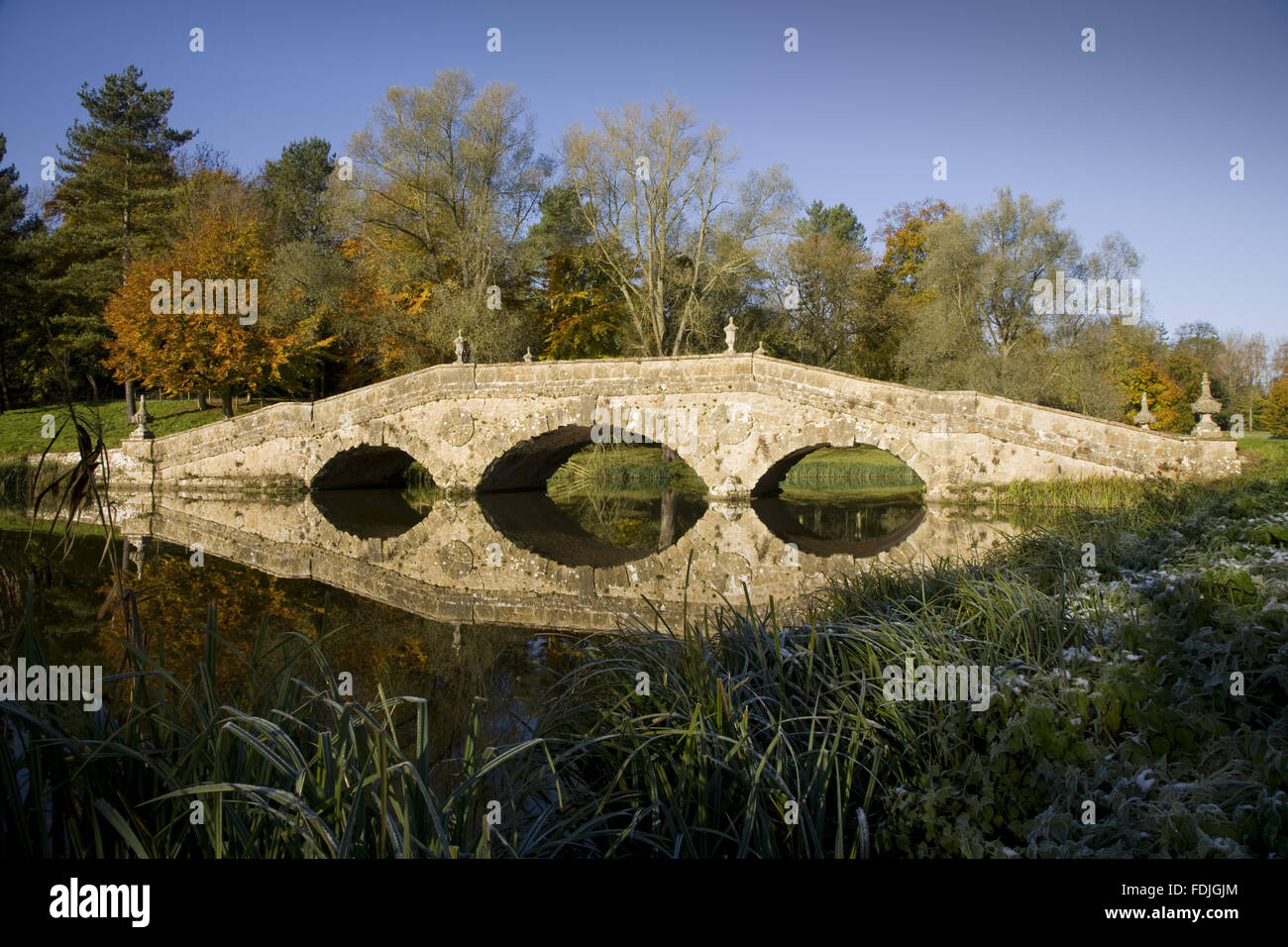Le pont d'Oxford sur un jour froid à Stowe paysage de jardins, dans le Buckinghamshire. Banque D'Images