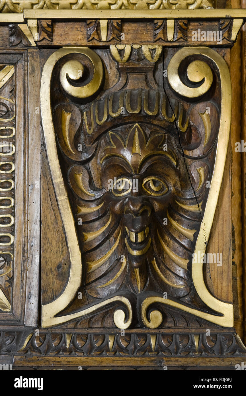 Visage en bois sculpté dans le coin de la cheminée dans le salon espagnol à Kingston Lacy, Dorset. Banque D'Images