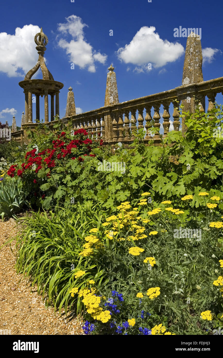 La cour jardin de l'Est avec les obélisques et les murs sur rotondes balustrade à Montacute House, Somerset. Banque D'Images