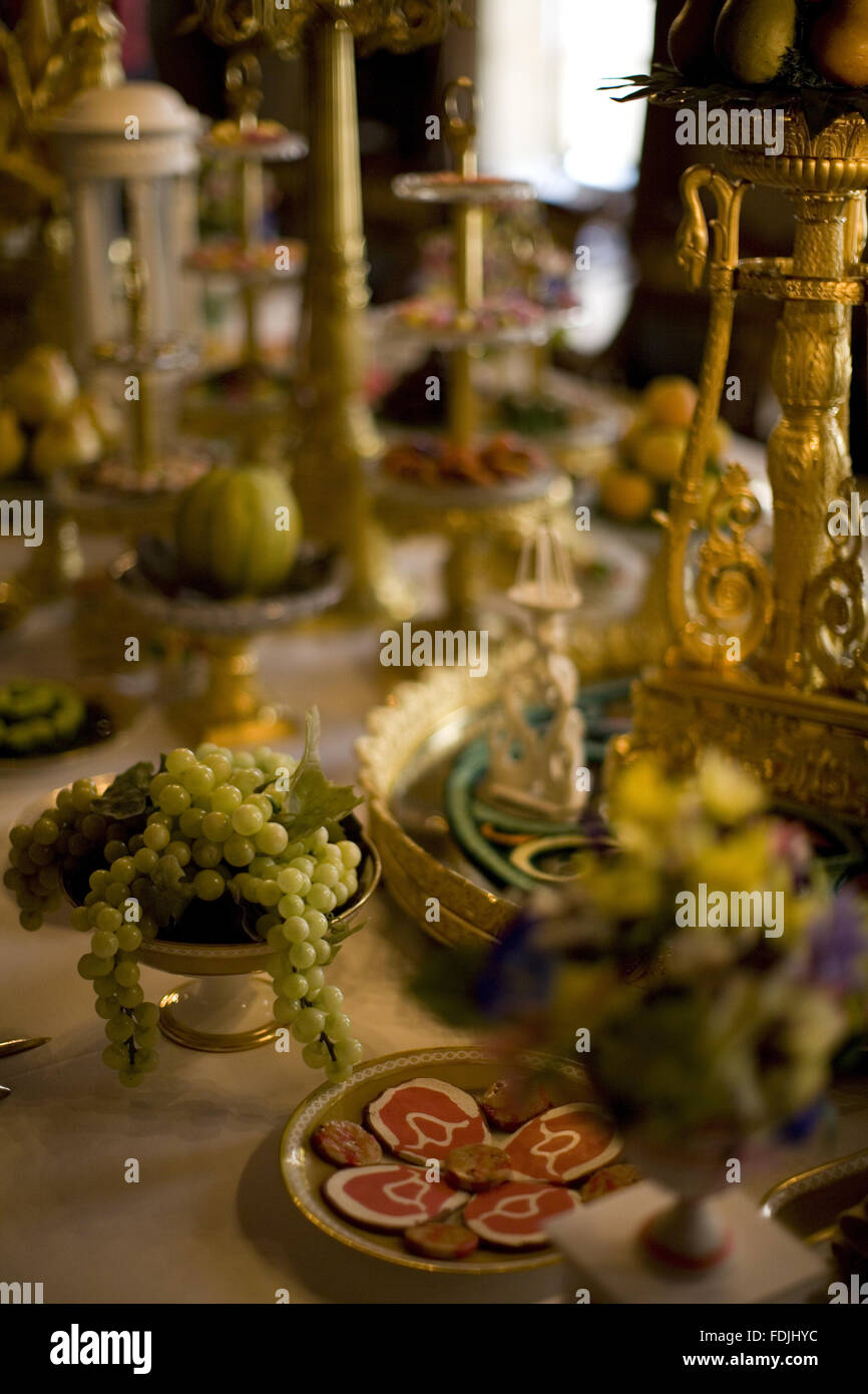 Fermer la vue de la table de salle à manger avec l'argenterie et décoration florale, et période à Attingham Park détails alimentaire, Shrewsbury, Shropshire. Banque D'Images