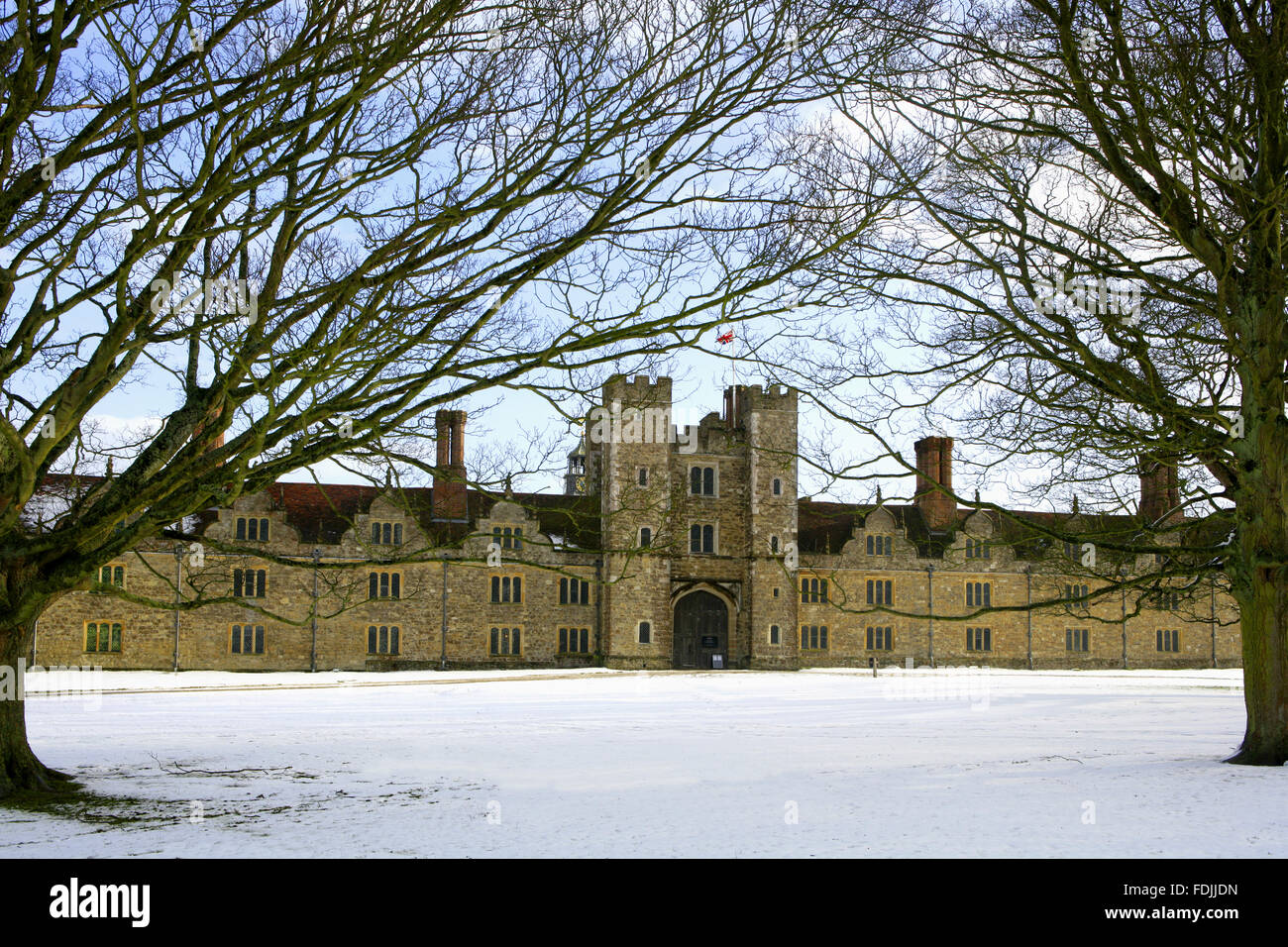 La neige sur le sol à l'ouest avant de Knole construit entre 1543 et 1548 par Henry VIII, à Sevenoaks, dans le Kent. Banque D'Images