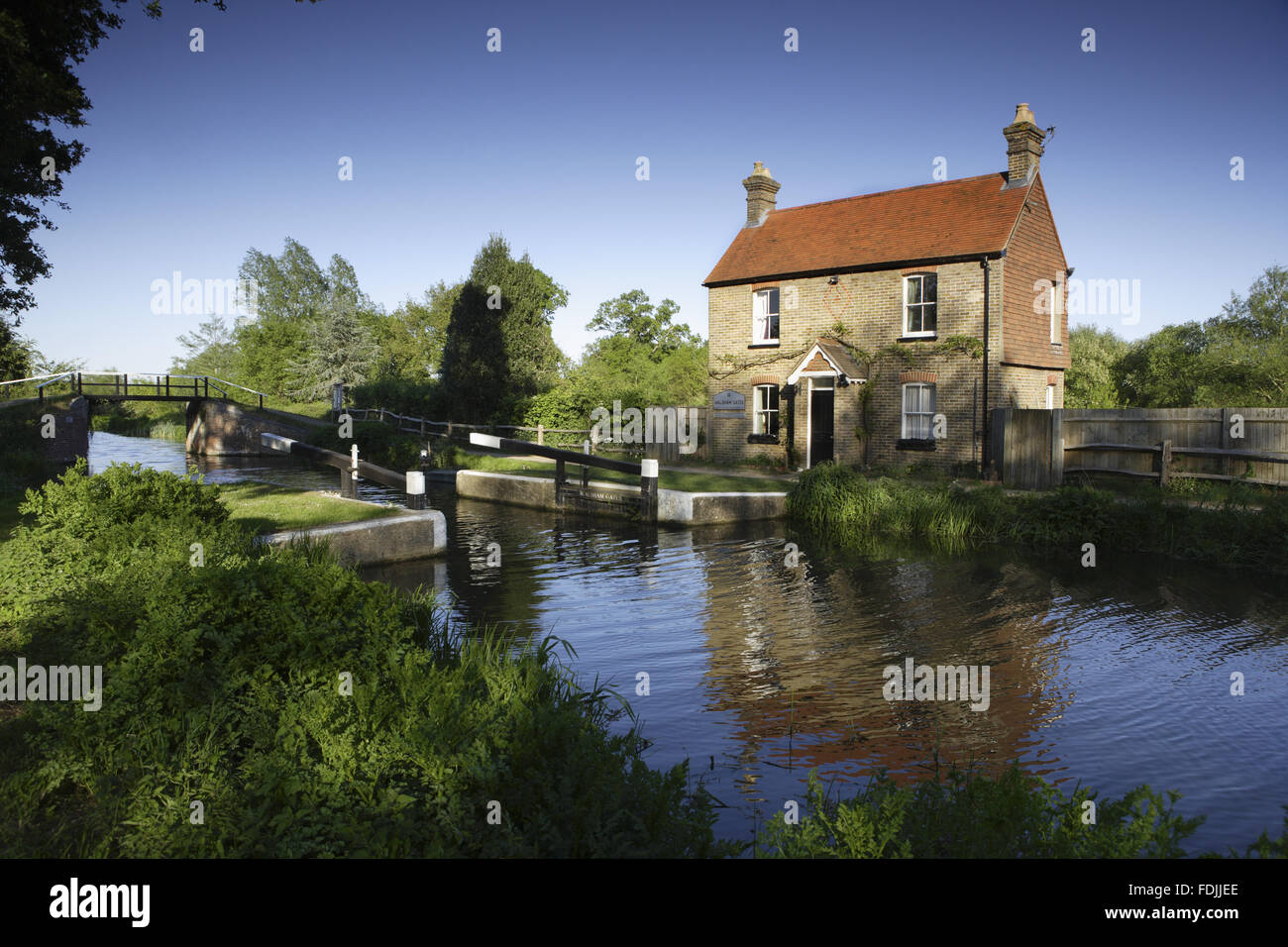 Walsham portes et des éclusiers cottage sur la rivière Wey Navigations, Surrey. Banque D'Images