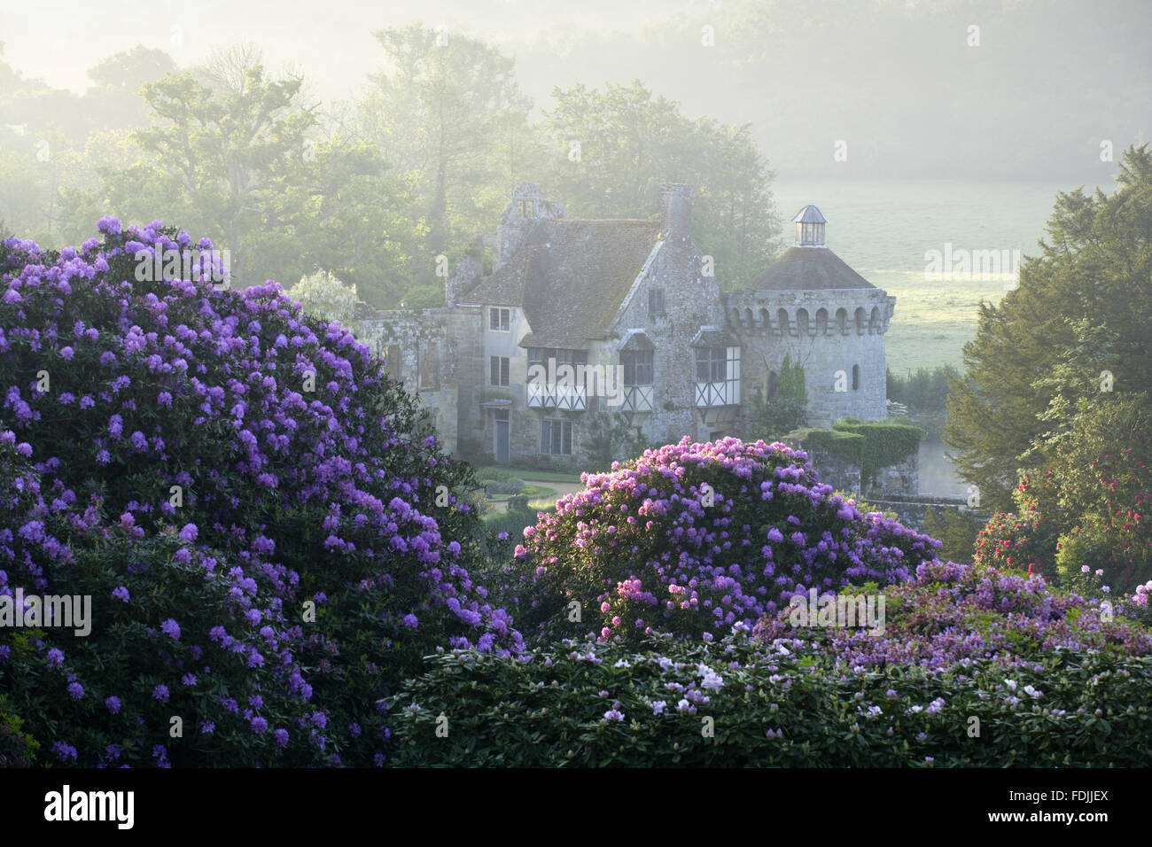 Les ruines du quatorzième siècle château à douves, Lamberhurst Scotney, Kent, situé au milieu de beaux jardins. Banque D'Images