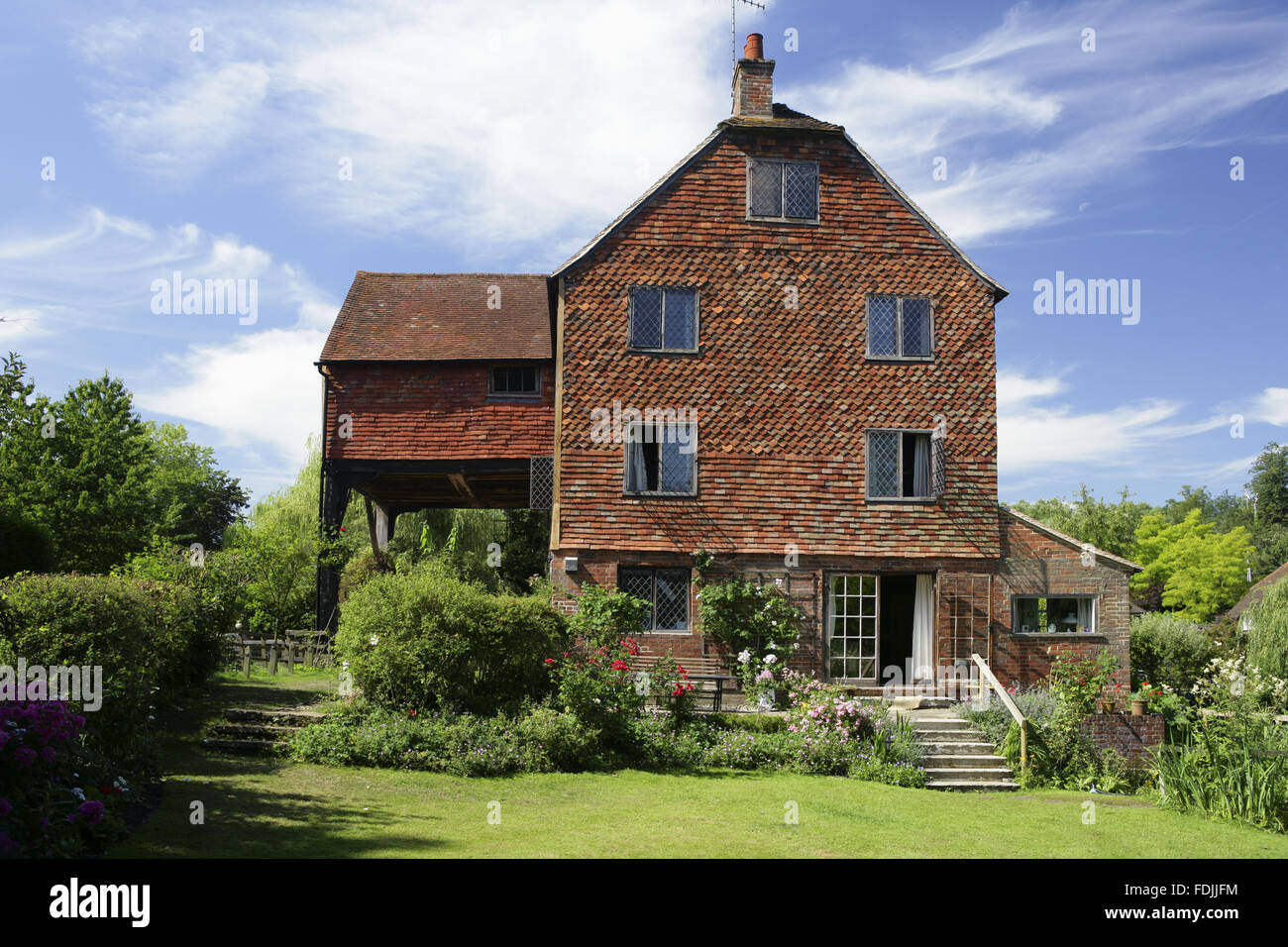 Shalford moulin sur l'Tillingbourne, un affluent de la rivière Wey, Surrey. Le moulin à eau est dix-huitième siècle et est l'une des propriétés présentées au National Trust par le Ferguson Gang. Banque D'Images