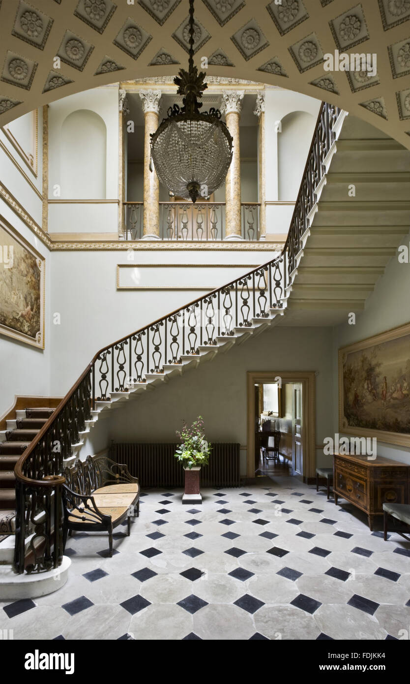 L'escalier circulaire balustrading avec des boutons dans le hall d'escalier à Berrington Hall, Herefordshire Banque D'Images