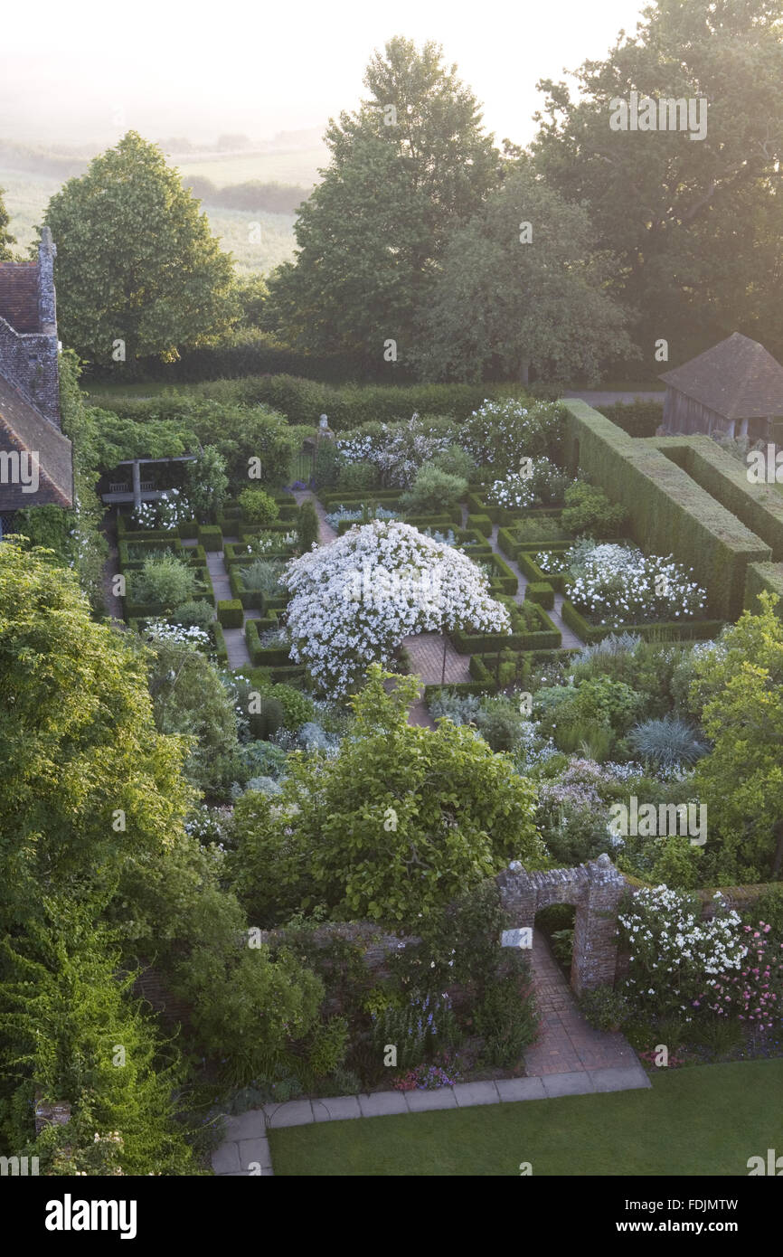 La vue sur le jardin blanc de la Tour au Château de Sissinghurst Garden, près de Cranbrook, Kent. Banque D'Images