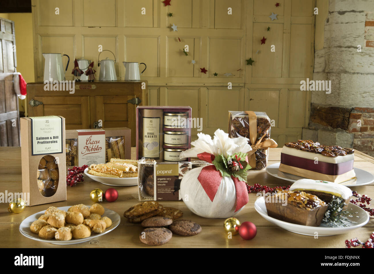 Une gamme de cadeaux et de nourriture de Noël comprenant des gâteaux et d'un pudding. Banque D'Images