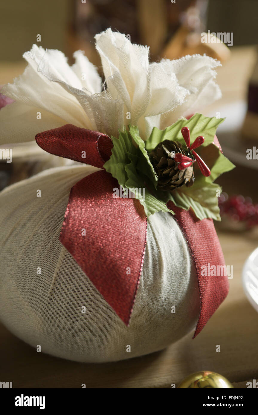Un pudding de Noël enveloppée dans un tissu de mousseline. Banque D'Images