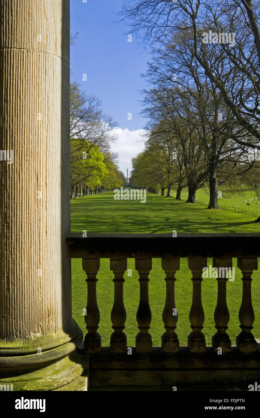 Vue vers le bas la longue marche ou Avenue des chênes de la chapelle à The Green Lawns, Newcastle upon Tyne. George Bowes a hérité de la succession en 1722 et les motifs paysagers autour de Gibside Hall. Banque D'Images