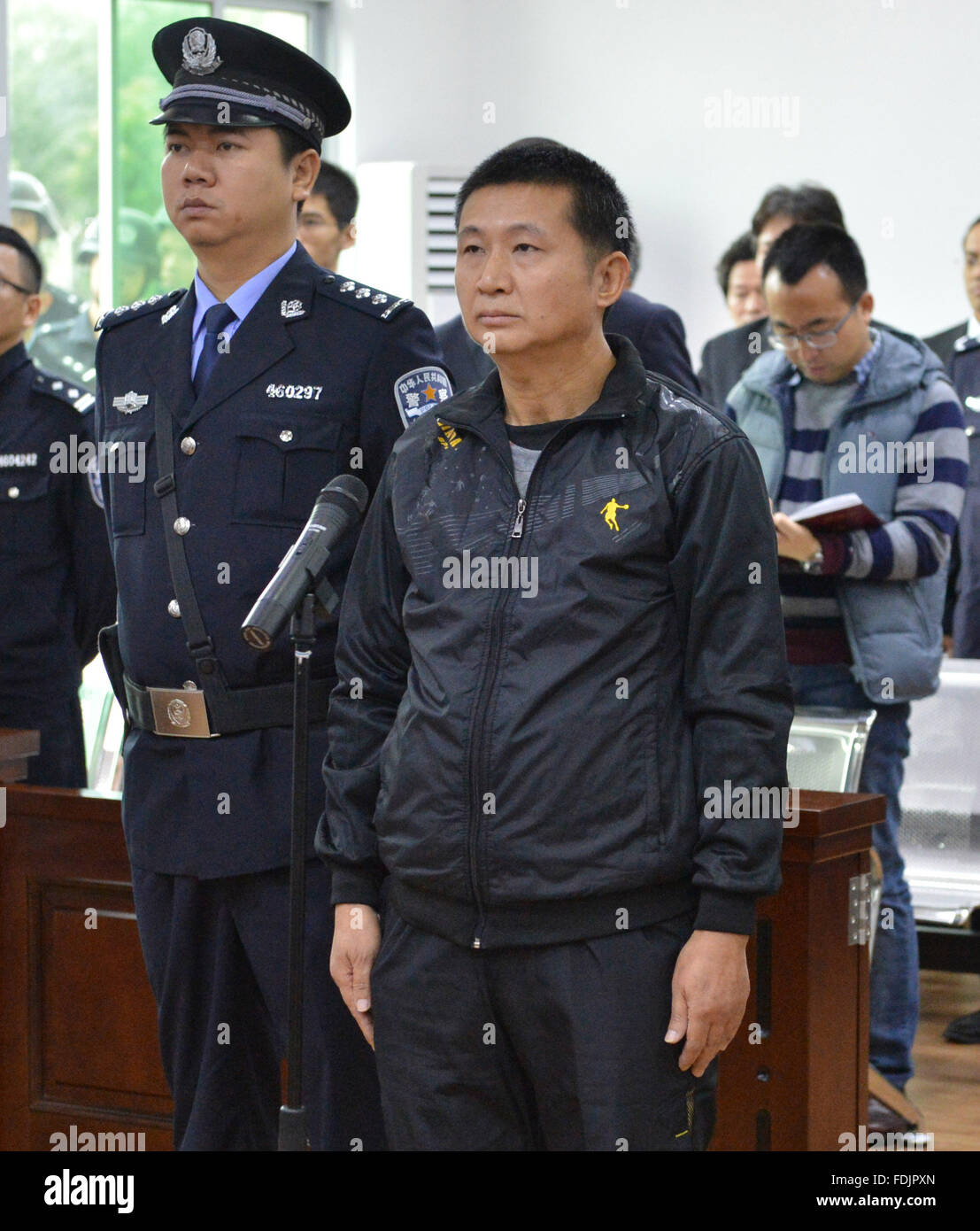 Haikou, province de Hainan, Chine. 1er février 2016. Chen Man, un homme qui a été condamné à mort il y a 21 ans, à l'écoute de sa peine par un tribunal de Haikou, capitale de la province de Hainan en Chine du sud, le 1 février 2016. Chen Man, qui est maintenant 53, a été libéré lundi de la prison de Meilan dans le sud de la Chine est Haikou City après le Tribunal populaire supérieur du Zhejiang a annulé sa condamnation. Chen a été arrêté à la fin de 1992 sur des accusations d'incendie criminel et de meurtre. Il a été condamné à mort avec un sursis de deux ans par le tribunal populaire intermédiaire de Haikou en novembre 1994. Source : Xinhua/Alamy Live News Banque D'Images