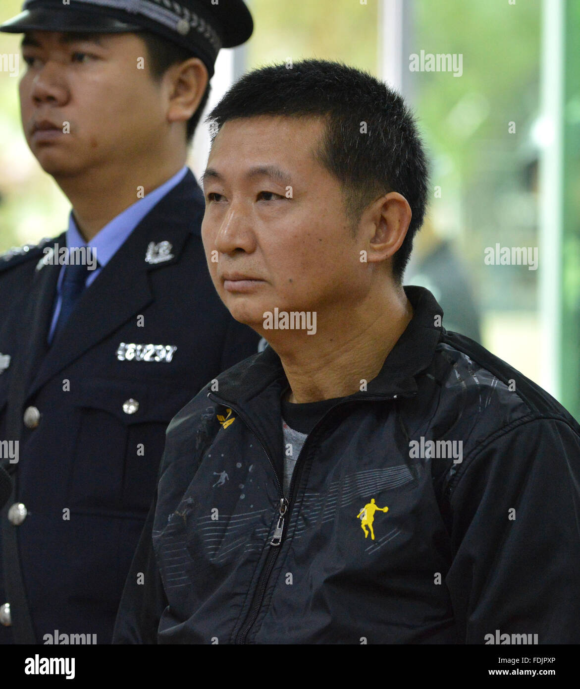 Haikou, province de Hainan, Chine. 1er février 2016. Chen Man, un homme qui a été condamné à mort il y a 21 ans, à l'écoute de sa peine par un tribunal de Haikou, capitale de la province de Hainan en Chine du sud, le 1 février 2016. Chen Man, qui est maintenant 53, a été libéré lundi de la prison de Meilan dans le sud de la Chine est Haikou City après le Tribunal populaire supérieur du Zhejiang a annulé sa condamnation. Chen a été arrêté à la fin de 1992 sur des accusations d'incendie criminel et de meurtre. Il a été condamné à mort avec un sursis de deux ans par le tribunal populaire intermédiaire de Haikou en novembre 1994. Source : Xinhua/Alamy Live News Banque D'Images