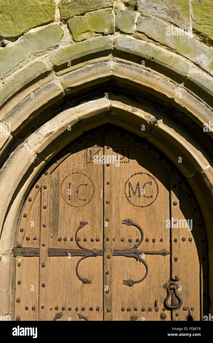 Détail d'une porte du xviie siècle, dans le treizième siècle l'église All Saints (nt) pas à Kedleston Hall, Derbyshire. L'église All Saints est sous la garde des Églises Conservation Trust. Banque D'Images