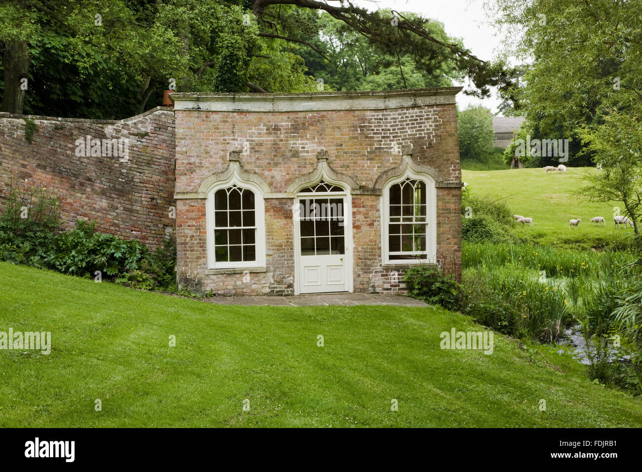 La Maison D Ete Au Bord Du Lac Ou Etang Des Carpes Dans Le Jardin A Newark Park Gloucestershire Photo Stock Alamy