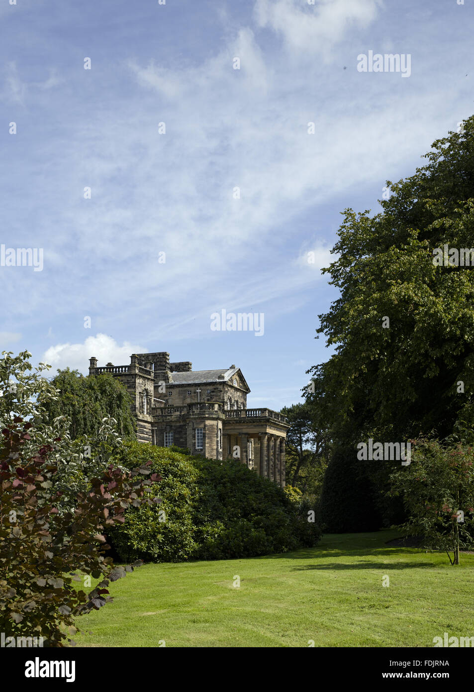 Vue sur le jardin vers Seaton Delaval Hall, dans le Northumberland. La maison a été construite pour l'amiral George Delaval par Sir John Vanbrugh, entre 1718 et 1728, en style baroque. Le bloc central vu ici contenues à l'état et les pièces principales Banque D'Images