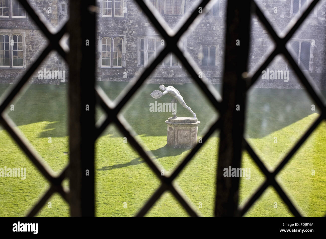 La vue depuis une fenêtre vers la statue dans la cour intérieure de Knole, Kent. Banque D'Images