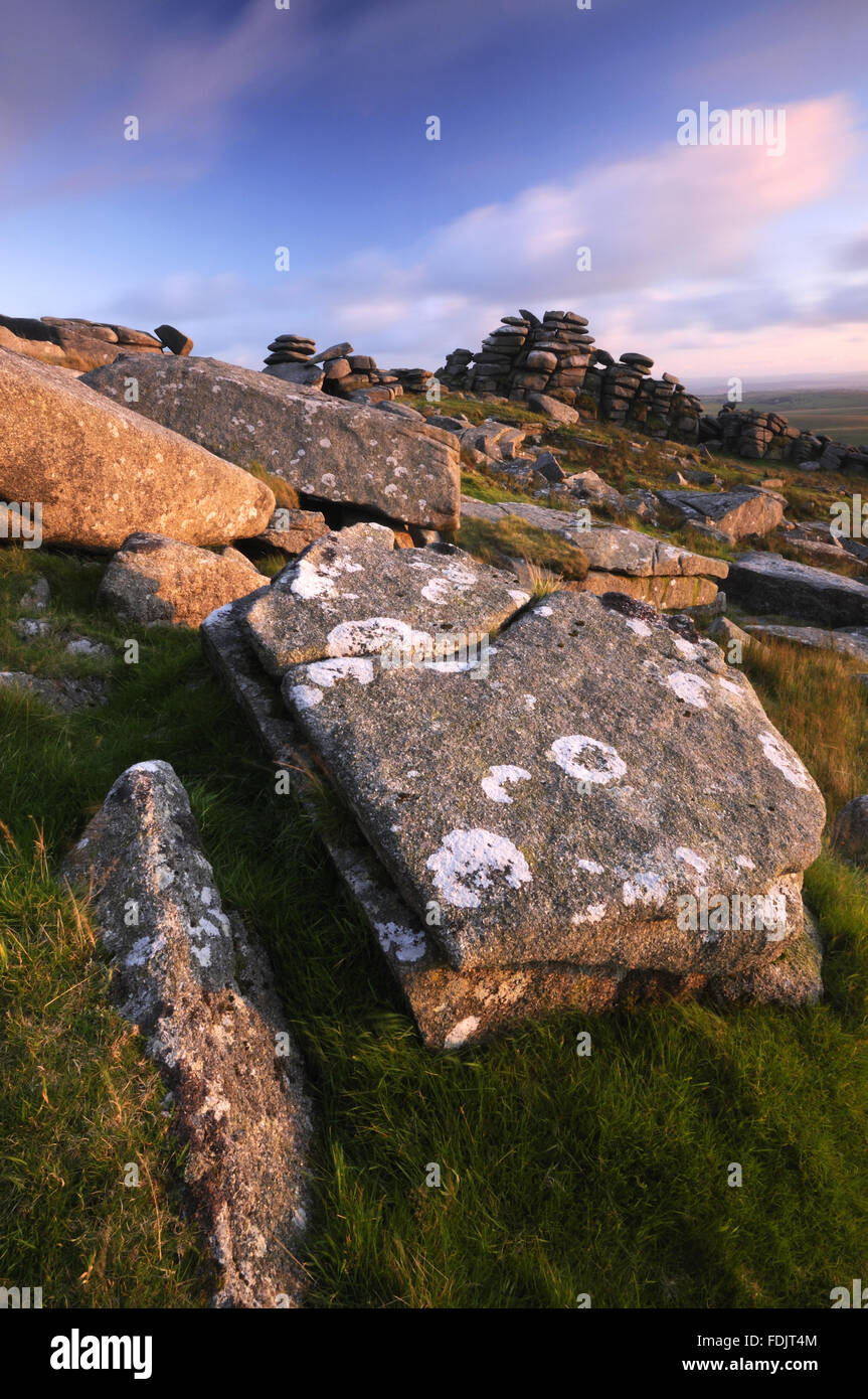 Les affleurements de granit de Tor, Bodmin Moor, North Cornwall. La région s'élève à la deuxième plus haut point à Cornwall, et a été donné par Sir Richard Onslow avec la 43e Division (Wessex) comme un mémorial à ses hommes qui sont morts dans la Deuxième Guerre mondiale. Banque D'Images