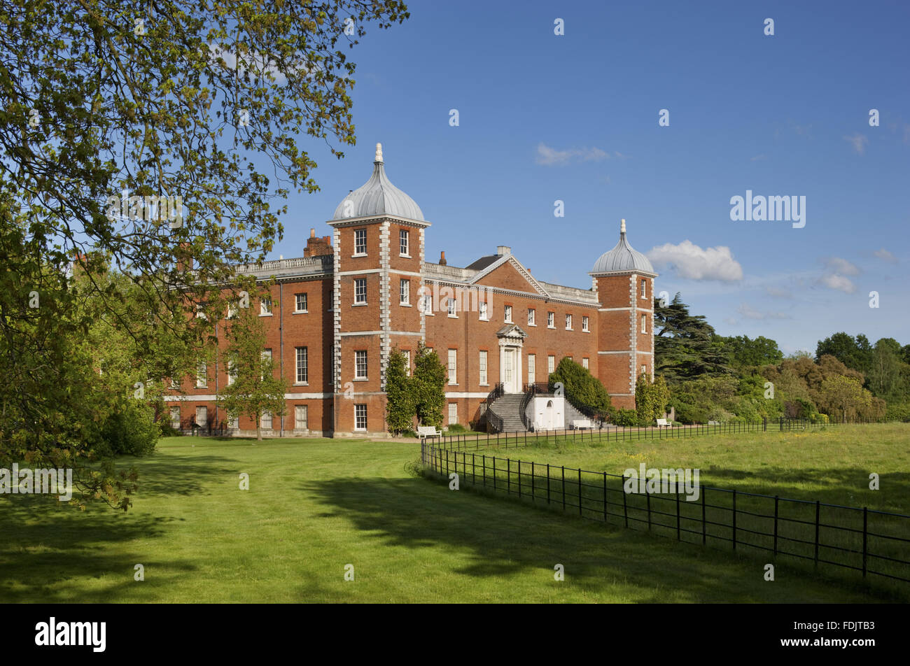 L'ouest ou le jardin avant de la maison avec des escaliers à Osterley, Middlesex. La maison était à l'origine de la période élisabéthaine, et rénové en 1760 - 80 par Robert Adam. Banque D'Images