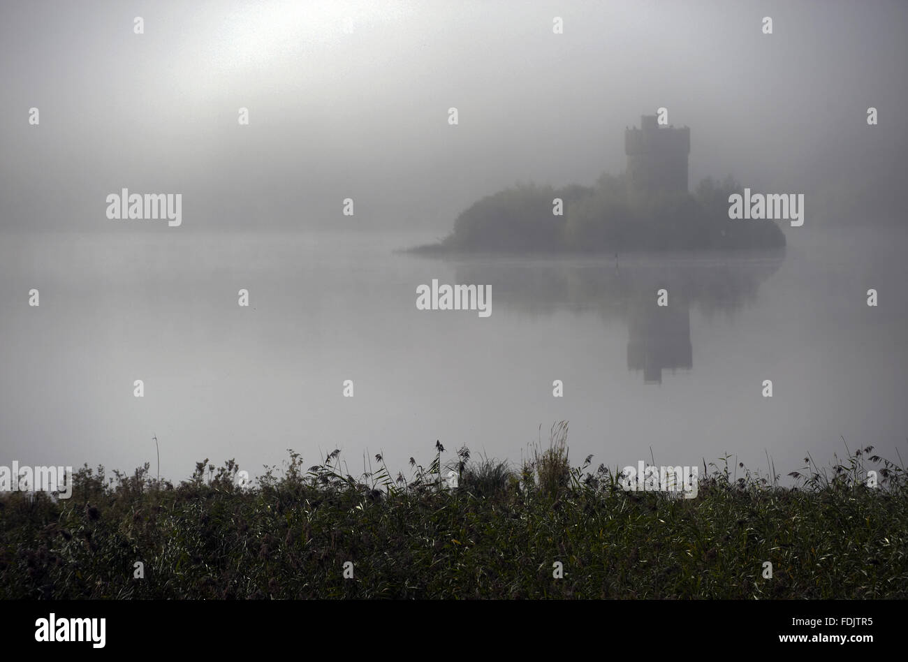 Une vue vers misty Tour Crichton sur Gad dans l'île de Lough Erne au Crom, Co. fermanagh, Irlande du Nord. Banque D'Images