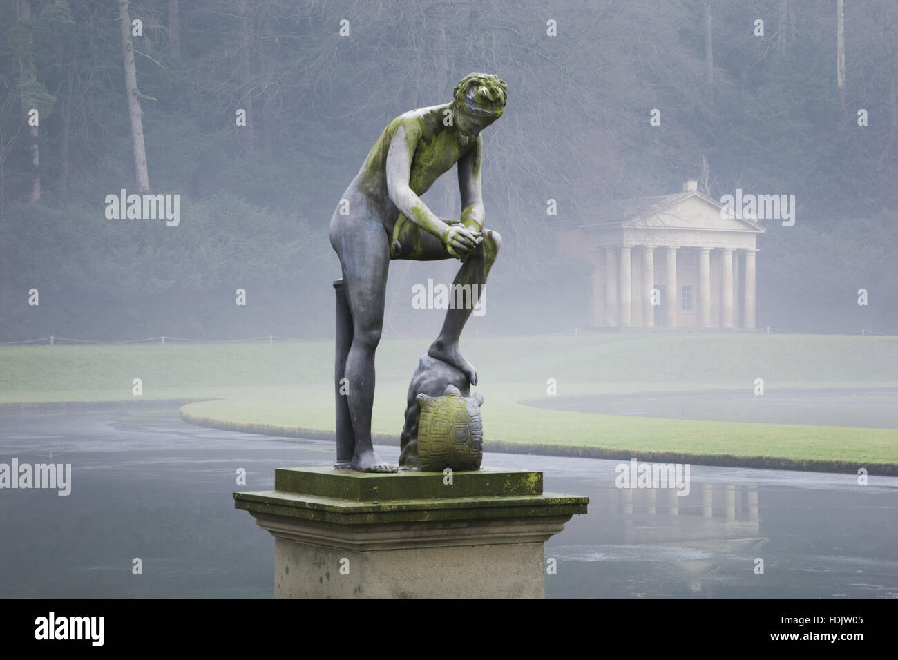 Une vue d'hiver brumeux, d'une statue devant le Temple de la Piété à Studley Royal Water Garden, Yorkshire du Nord. Les jardins ont été créés en 1716 par John Aislabie et poursuivie par son fils William, à la fin du dix-huitième siècle. La statue est de Cincinnat Banque D'Images
