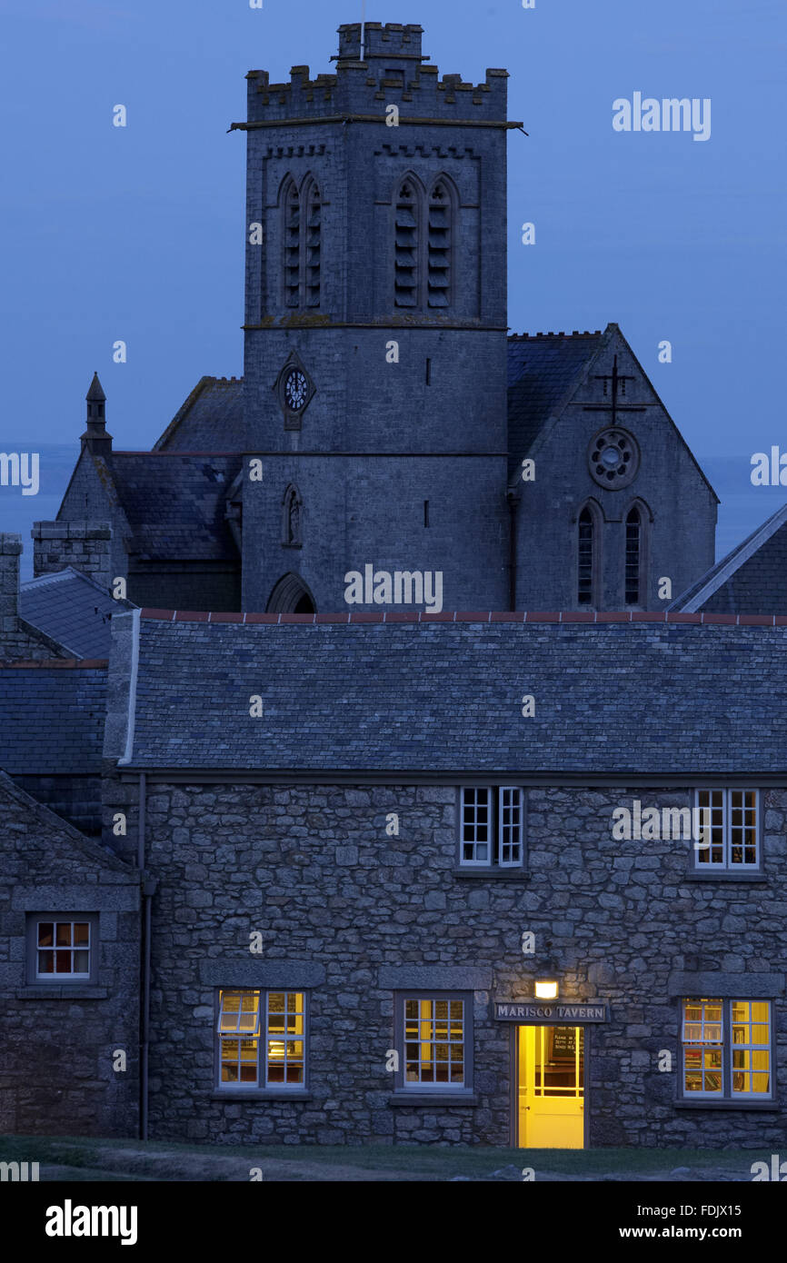 La Taverne de Marisco de nuit avec la tour de l'Église Sainte-hélène derrière elle. Lundy, 18 kilomètres au large de la côte nord du Devon, est administré par le National Trust, mais est alimenté, administré et mis à jour par le Monument de la confiance. Banque D'Images