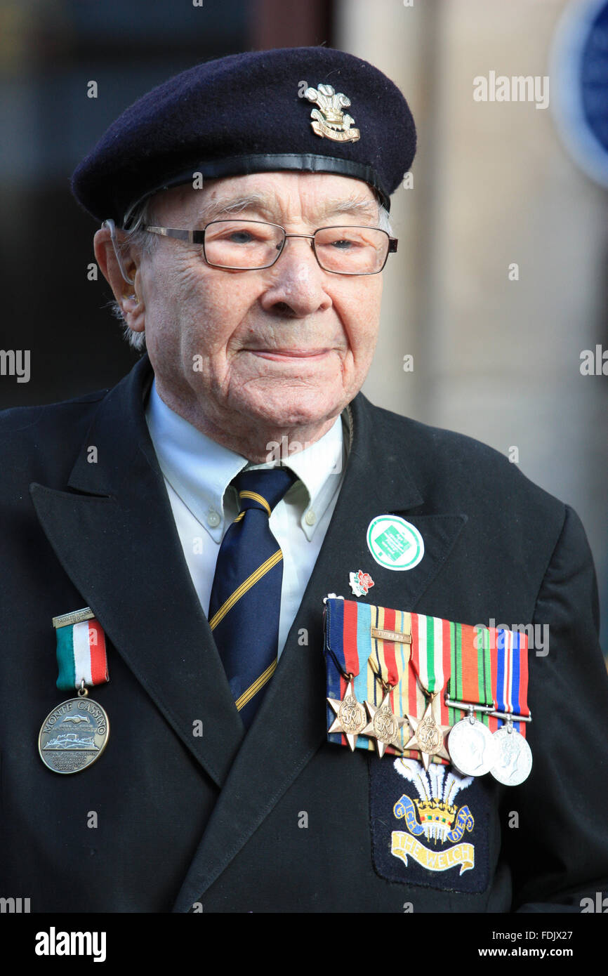 John Harris, 90 ans, de Abergavenny, sur le défilé du jour du Souvenir, Abergavenny, 2014 Banque D'Images