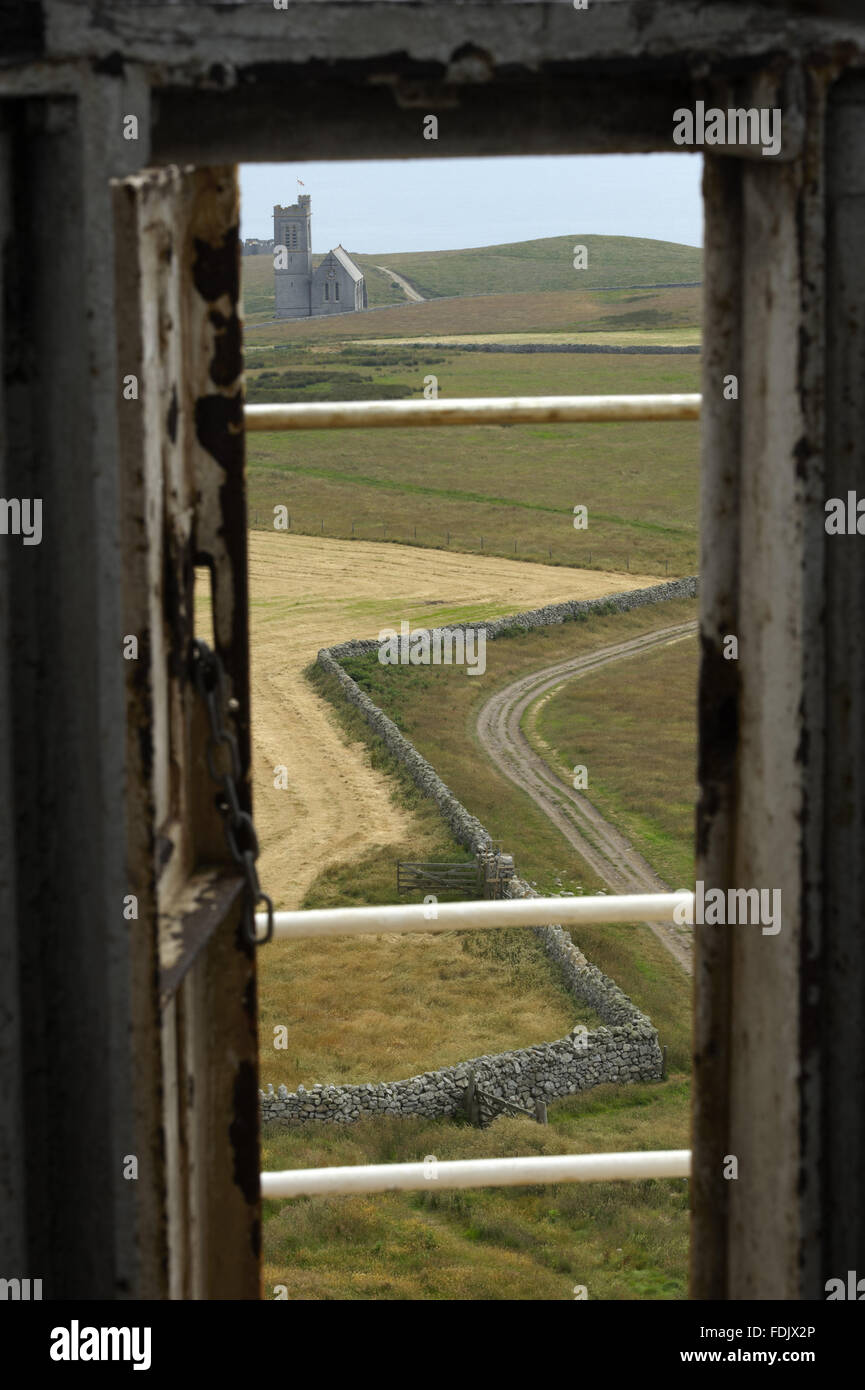 Vue depuis l'ancienne lumière vers le village et l'église de St Helena. Lundy, 18 kilomètres au large de la côte nord du Devon, est administré par le National Trust, mais est alimenté, administré et mis à jour par le Monument de la confiance. Banque D'Images