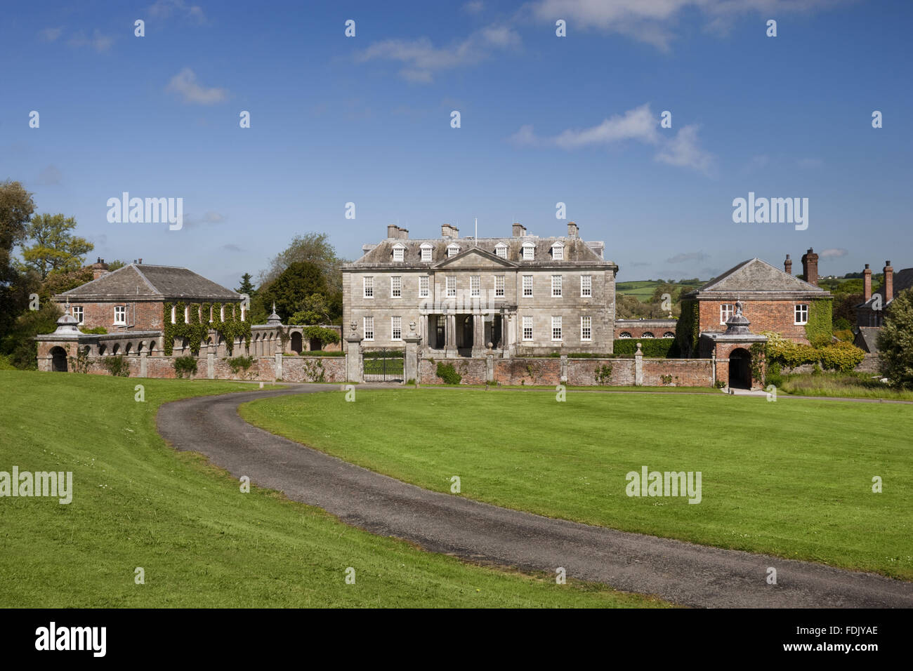 La façade sud de la maison à Antony, Cornwall. La maison a été construite entre 1718 et 1724, et doit faire face à l'argent-gris Pentewan pierre. La porte cochère de fronton a été ajouté au milieu du xixe siècle. Cette face de la maison est utilisée dans le Ti 2010 Banque D'Images