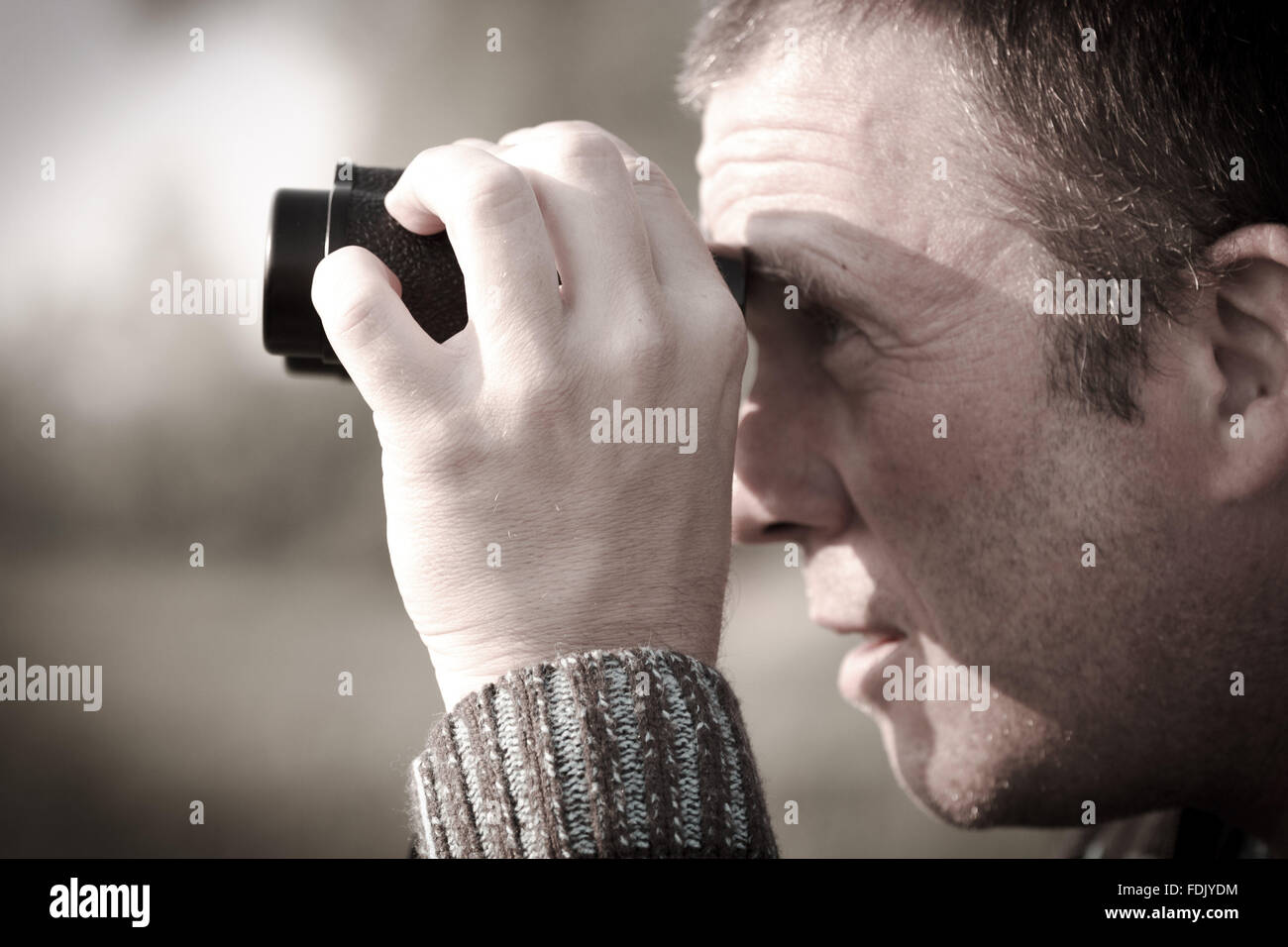 Man Looking through Binoculars Banque D'Images